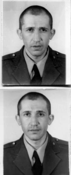 Tuzla Piyade Okulu’ndaki eğitimin başlarında kimlik fotoğrafı çekilmesi için fotoğrafçının önünde kuyruğa girdik. Sıra bana gelince ben de iskemleye oturdum, fotoğraf çekildi (bkz. üstteki foto). Kalkarken yüzbaşının “O ne biçim surattı öyle be? Bir daha çek o adamı” bağırtısıyla tekrar oturdum, yeniden çekildi (bkz. alttaki foto).